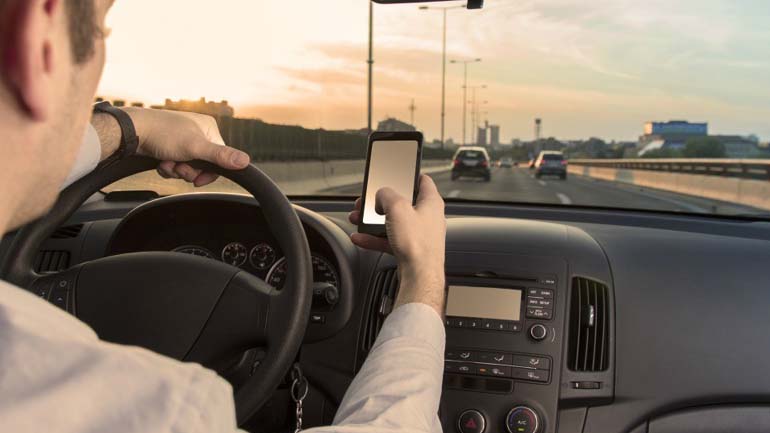 Οι Γάλλοι απαγορεύουν τελείως το κινητό τηλέφωνο στο αυτοκίνητο